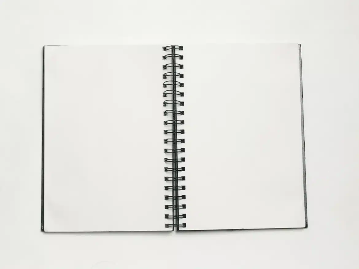 Documents d'audit énergétique et plans de rénovation sur un bureau