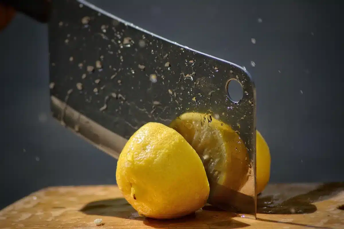Gros plan d'outils pour décoller du papier peint : vaporisateur et spatule