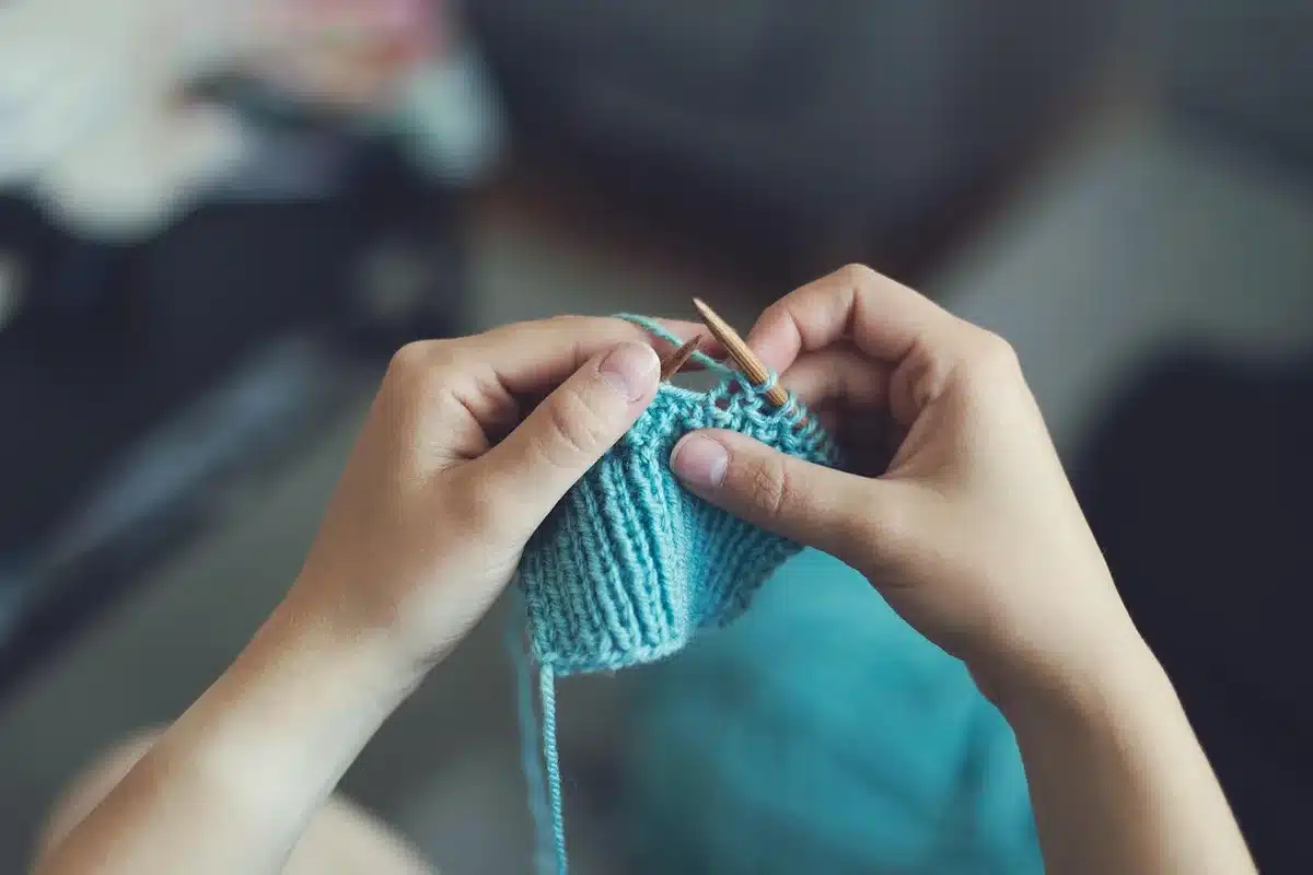 Sélection de tissus nobles et meubles anciens de qualité pour un décor patiné