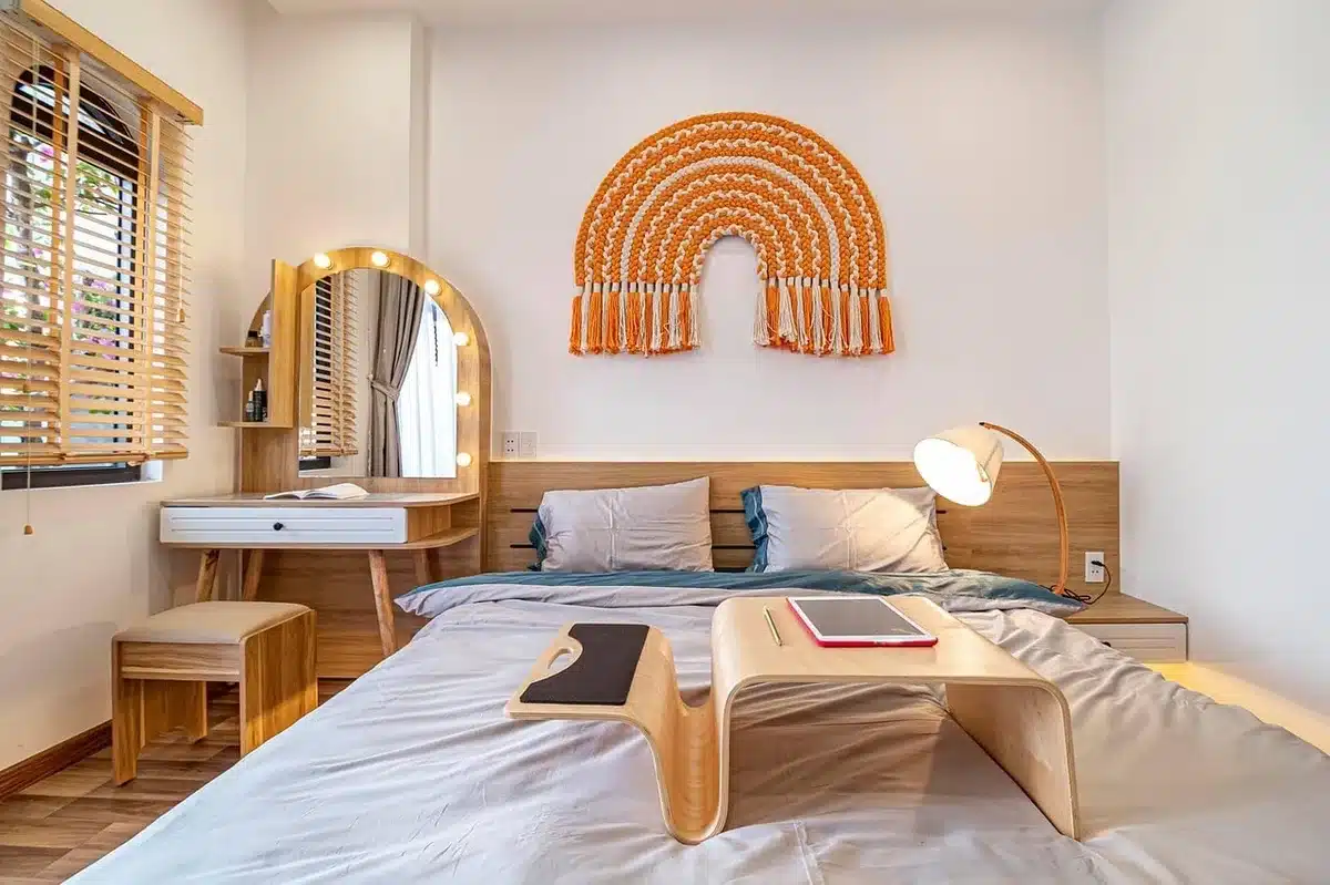Lampadaire contemporain placé au-dessus d'une table patinée créant un dialogue décoratif
