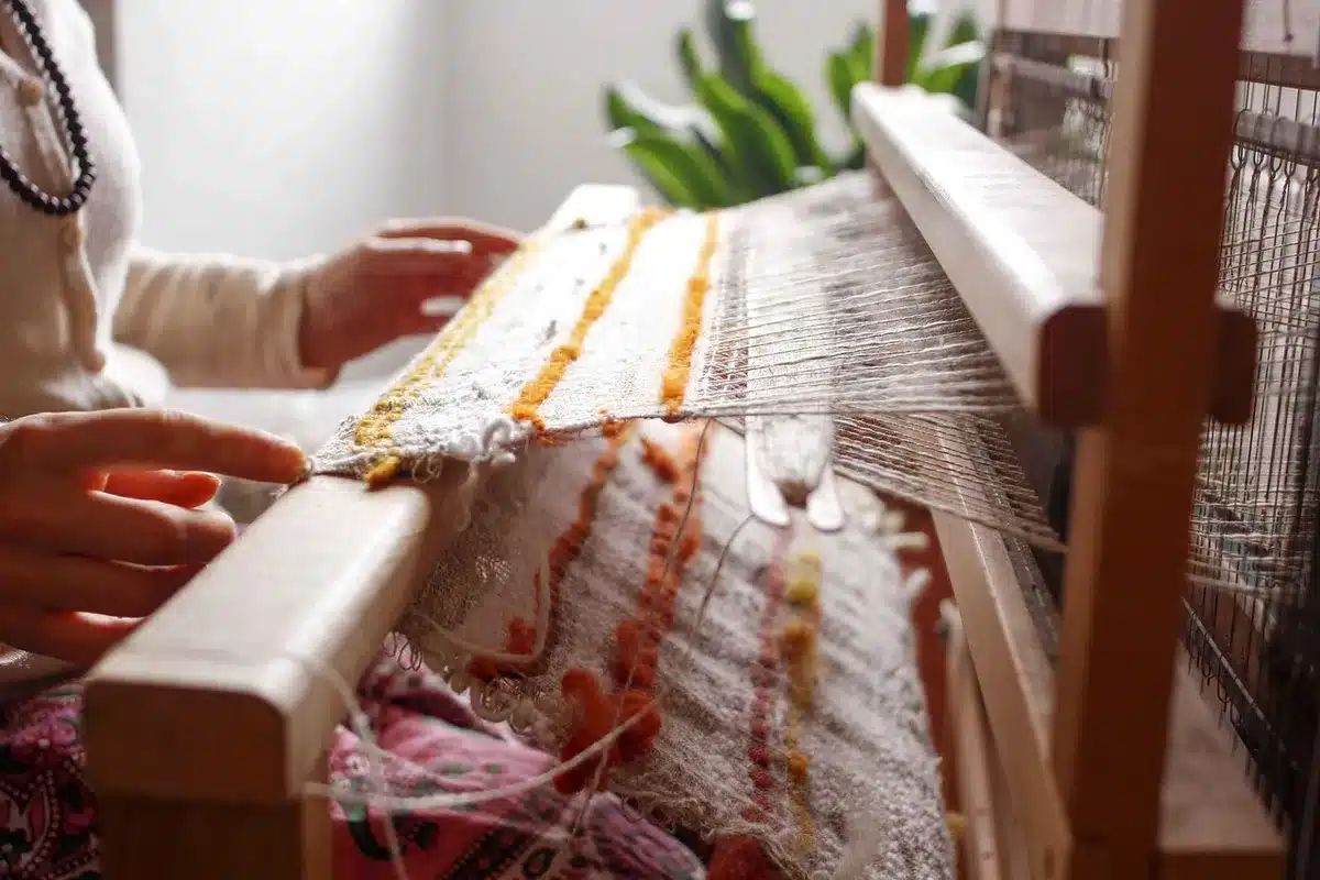 Ateliers de tissage artisanal produisant lin, laine et soie pour collections de décoration intérieure