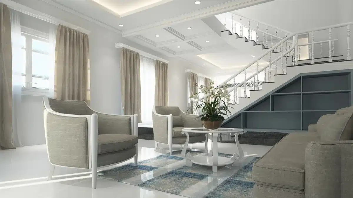 Détail de tissus variés—velours, lin, soie—disposés dans un intérieur classique avec boiseries et lumière naturelle