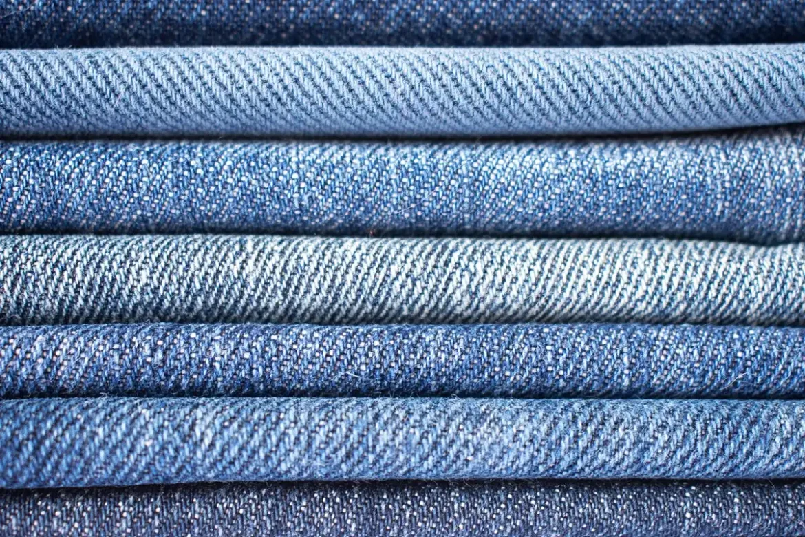 Pièce historique avec textiles de saison, rideaux en velours et coussins en lin disposés sur mobilier ancien