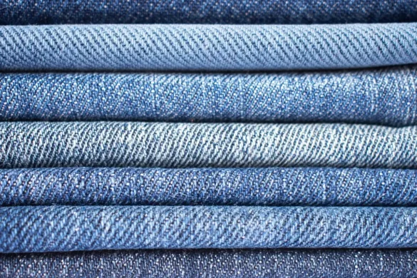 Pièce historique avec textiles de saison, rideaux en velours et coussins en lin disposés sur mobilier ancien