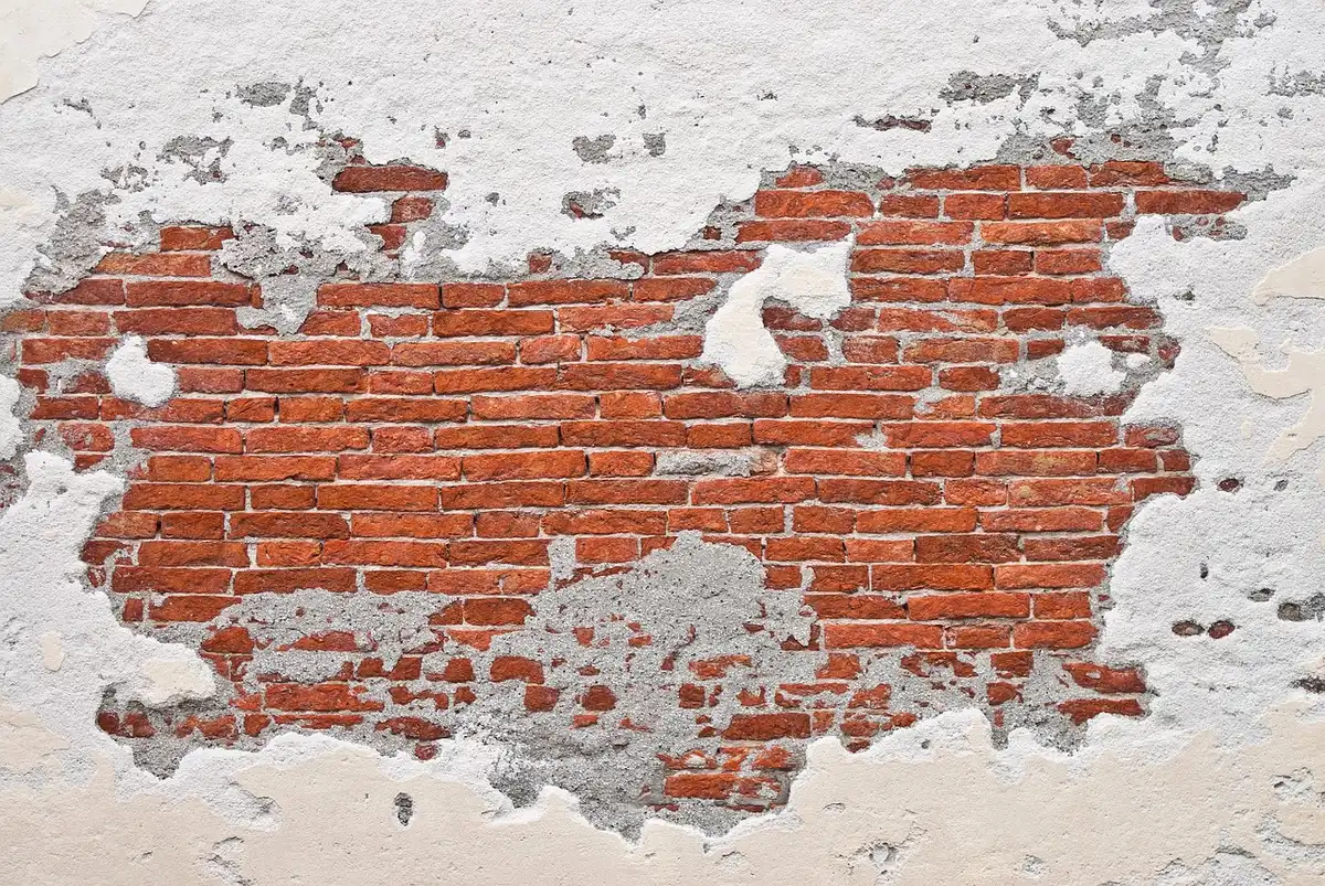 Échantillons de peinture testés sur un mur selon la lumière naturelle