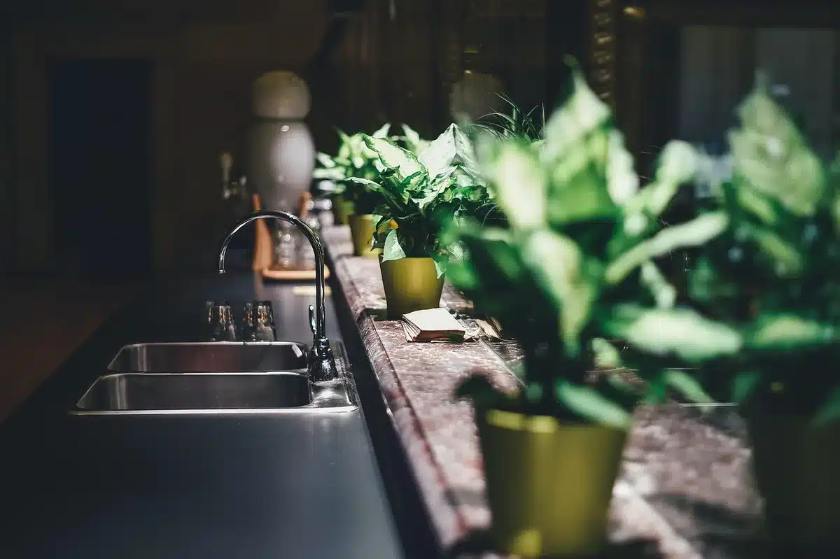 Échantillons de matériaux de cuisine : quartz, bois massif, acier inox et céramique