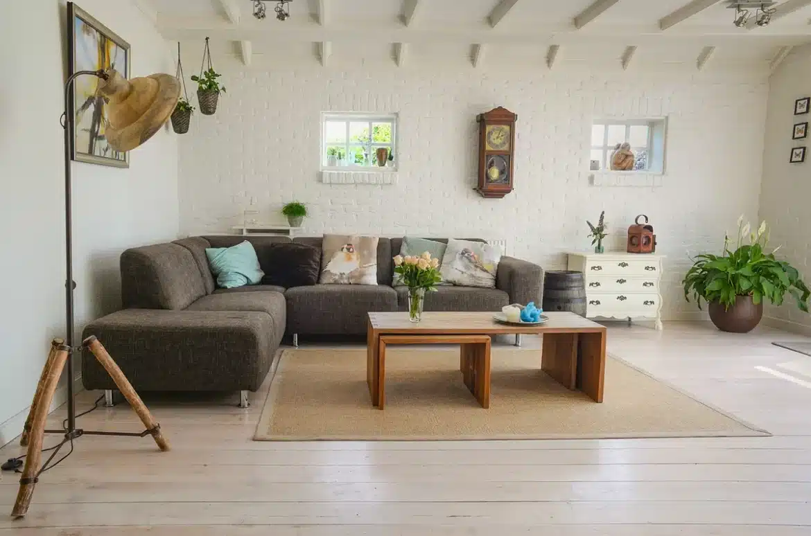 Salon automnal avec coussins, plaids et rangements discrets créant une ambiance apaisée et accueillante
