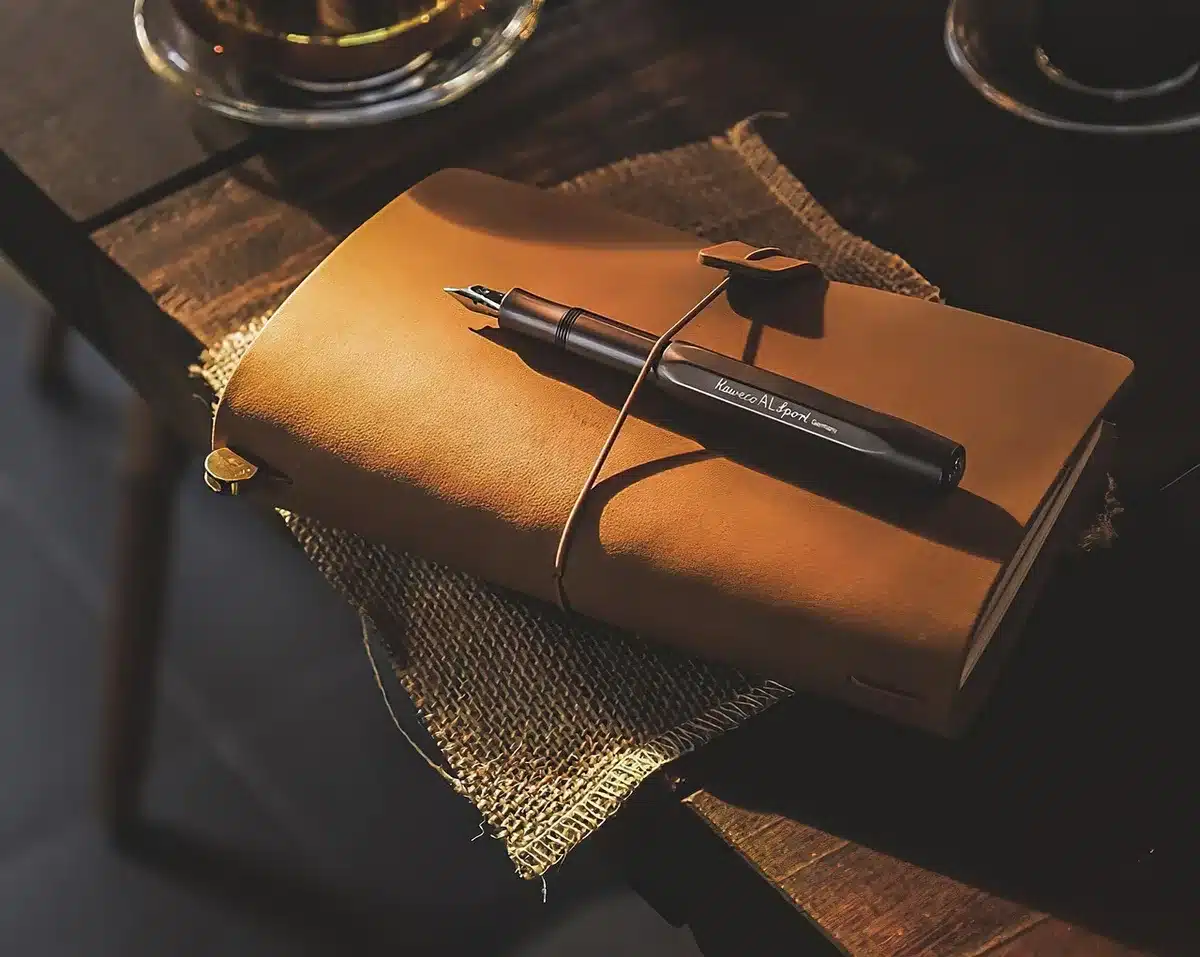 Table de chevet avec lampe et mains posant un livre