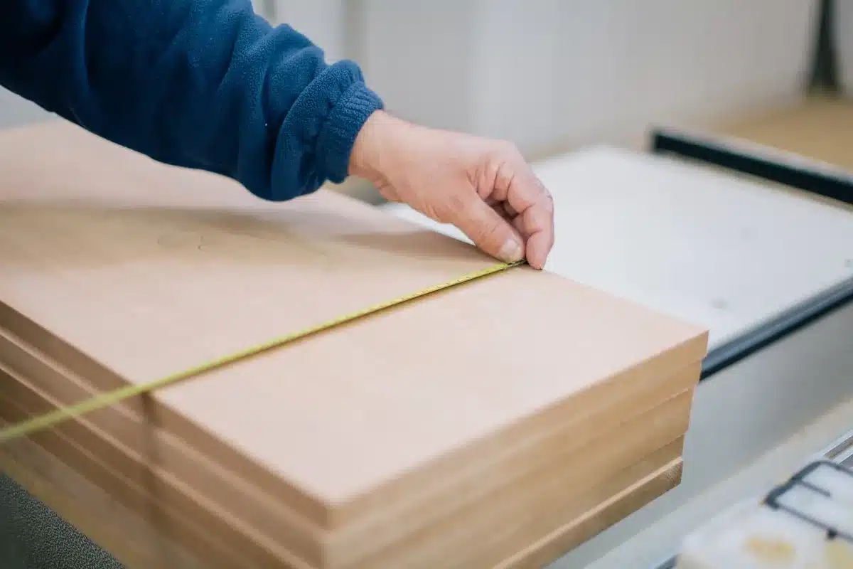 Mesure de la hauteur d'une table de chevet à côté d'un lit