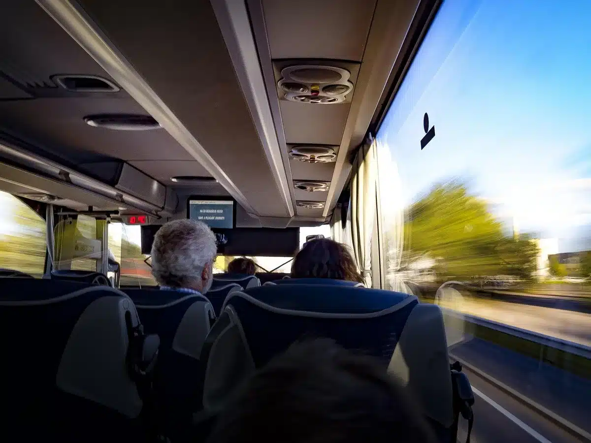 Intérieur d'un bus avec sièges et espace pour bagages