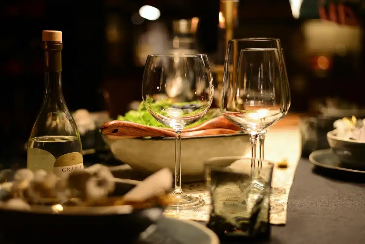 Table d'apéritif en journée avec crackers robustes et dips