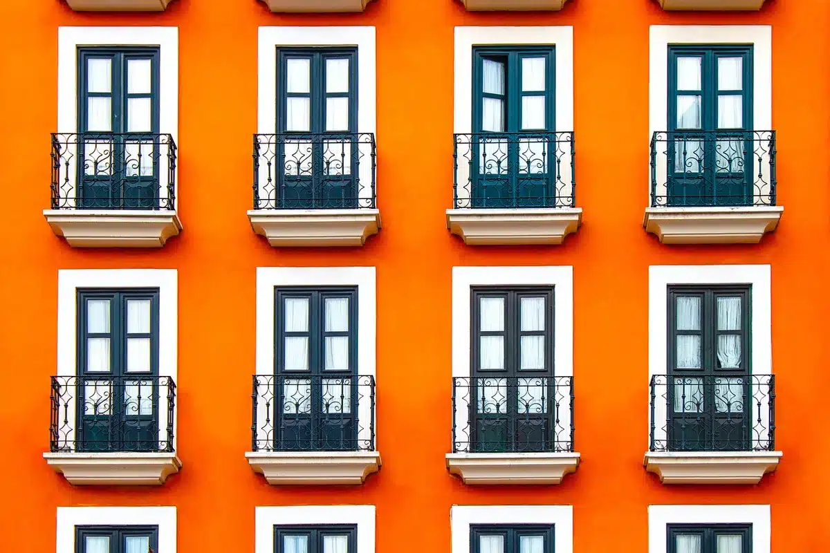 Décor d'appartement fictionnel montrant meubles et objets disposés comme éléments narratifs