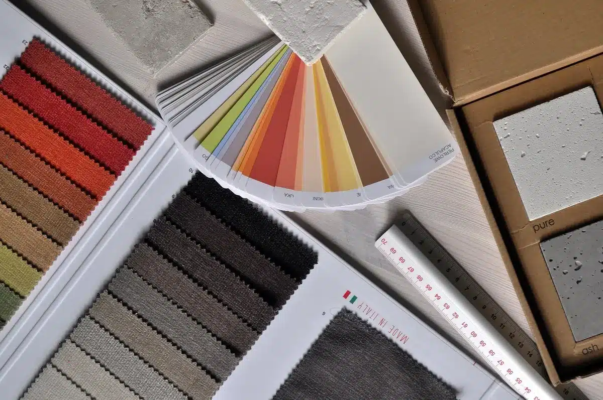 Palette d'intérieur avec tons désaturés et accents rouges et verts