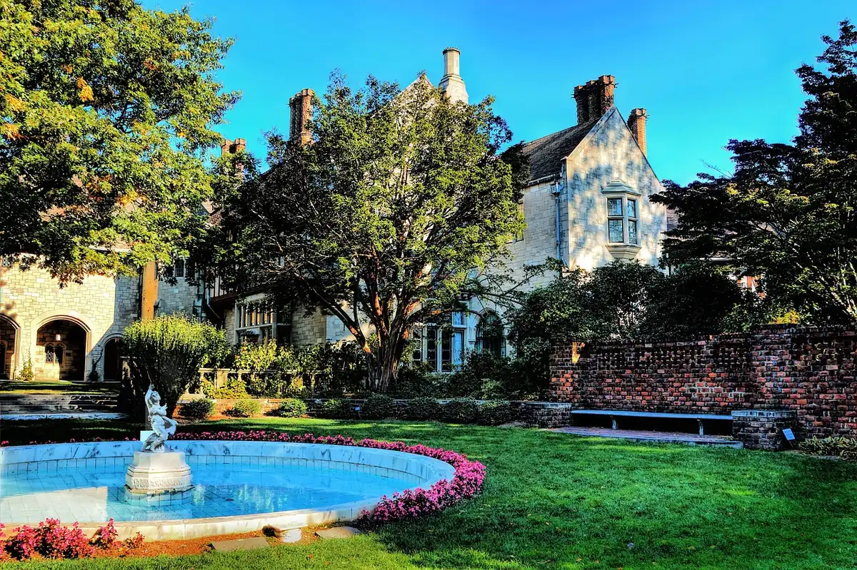 Façades de maisons bourgeoises et villa en retrait avec jardins