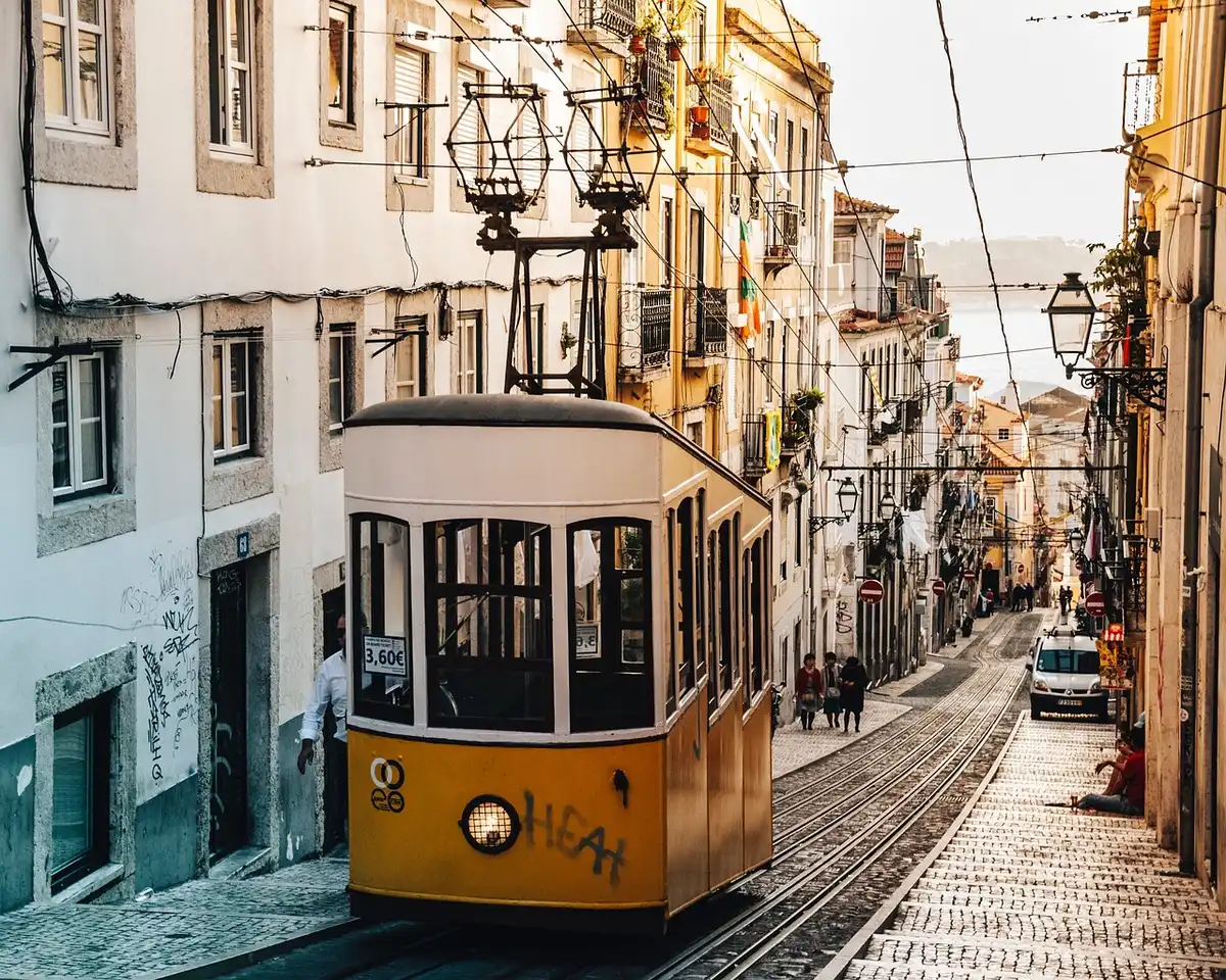 Tramway moderne circulant le long d’un boulevard nantais