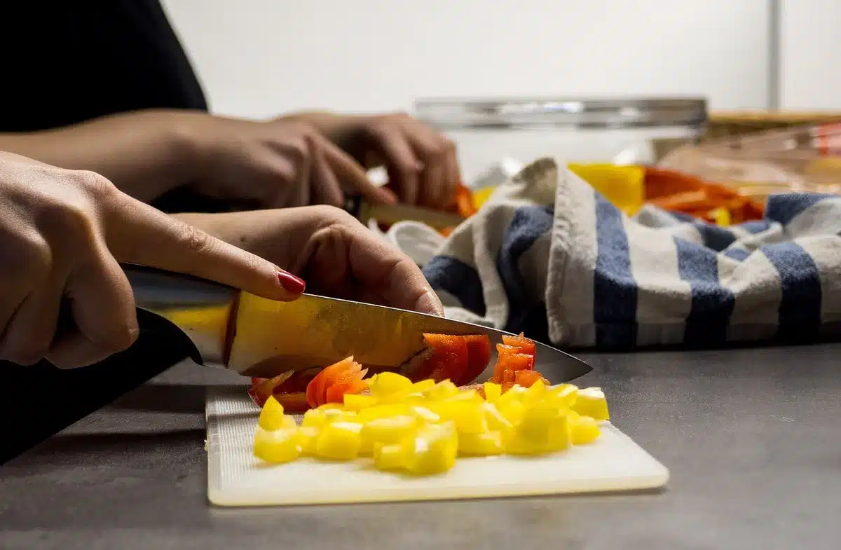 Préparation d'ingrédients hachés et râpés dans un robot de cuisine