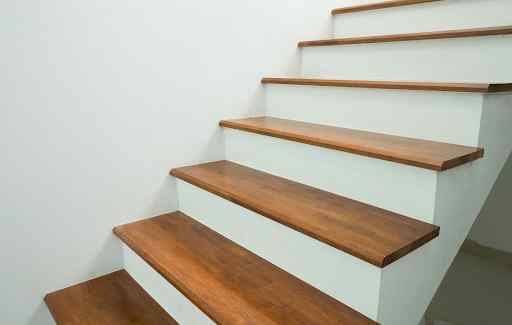 Rénovation d’escalier : pourquoi et comment l’harmoniser avec le sol ? CACE Maison
