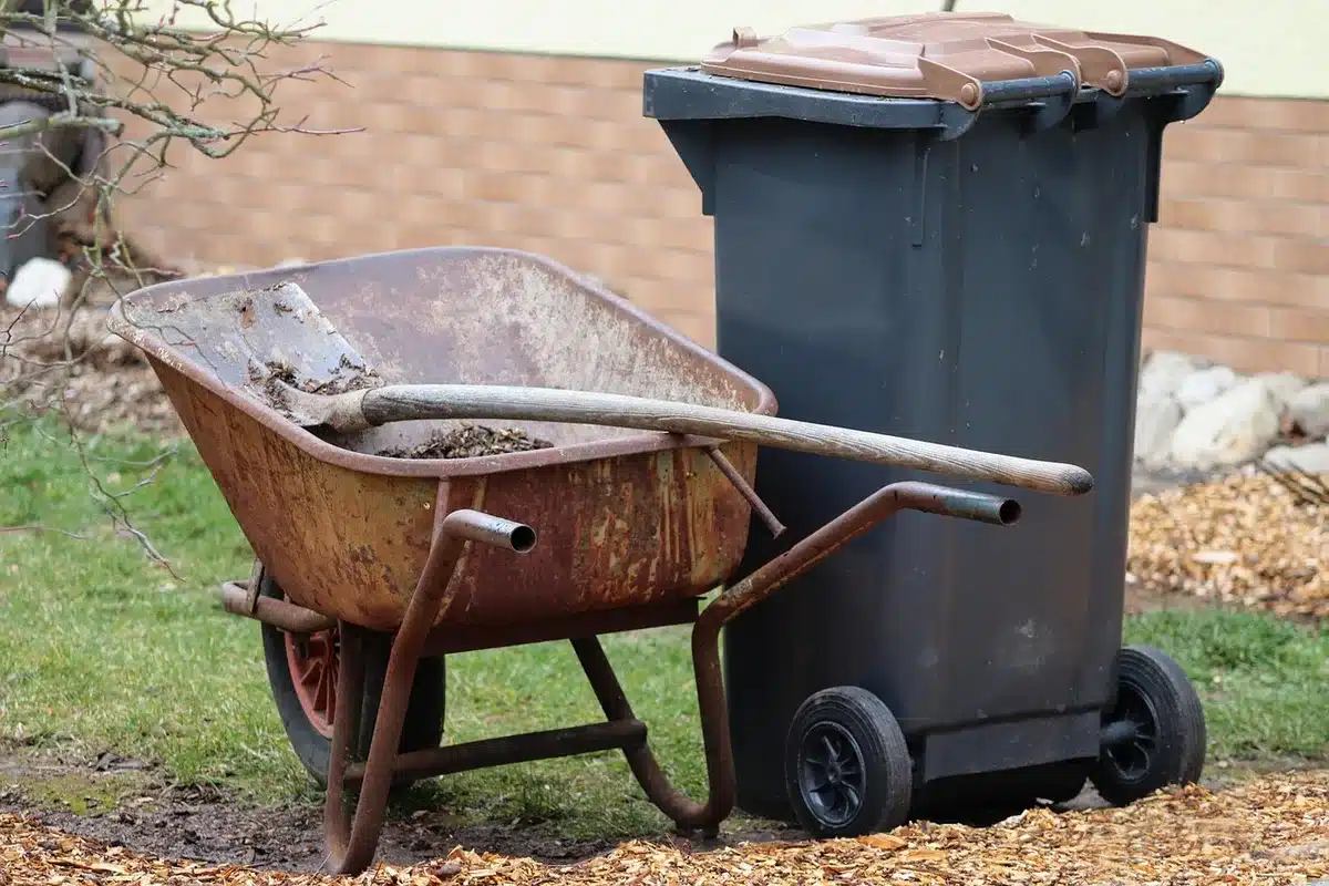 Outils de jardinage, compost et paillage prêts pour l'entretien des arbustes