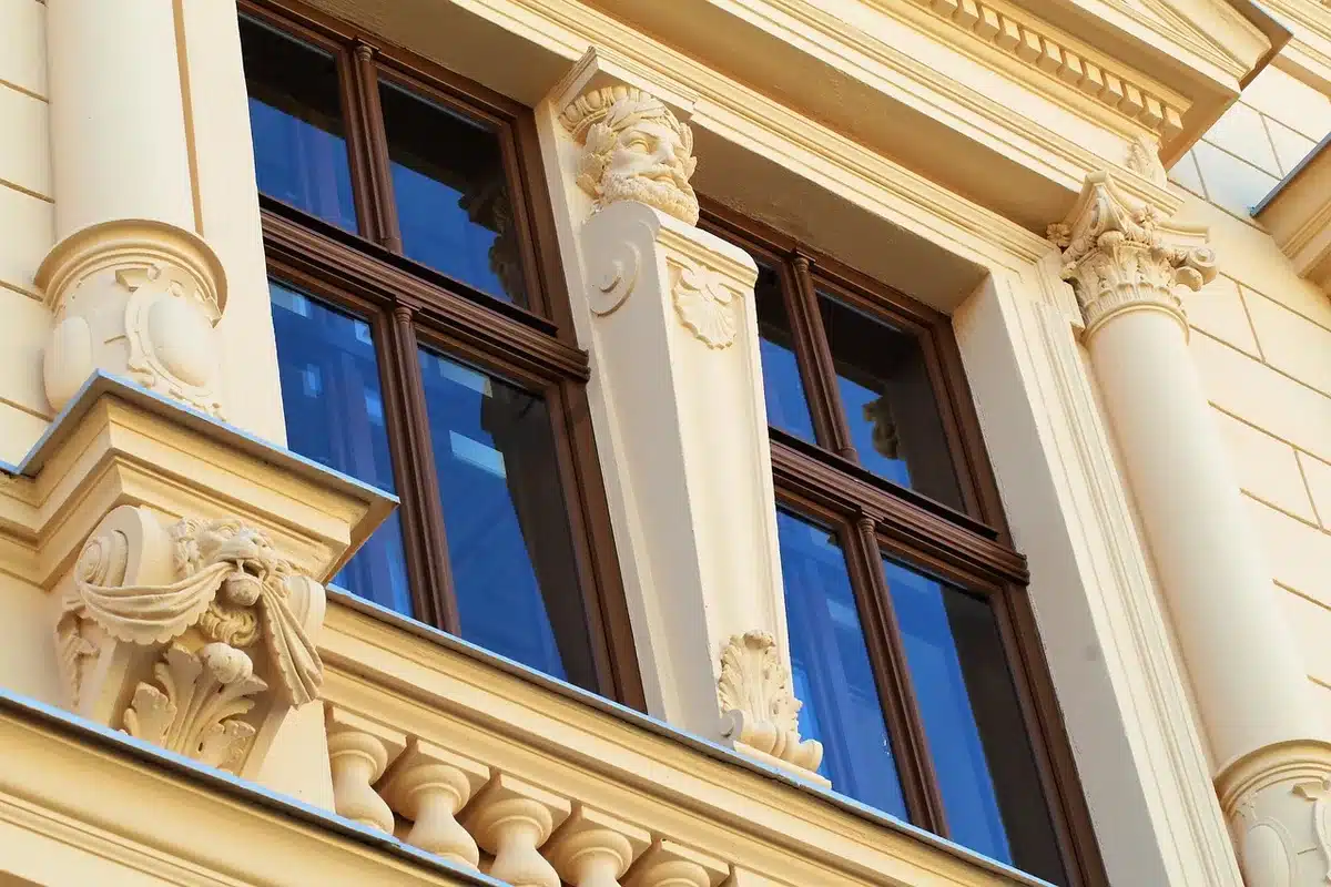Fenêtre ancienne retirée avec cadre posé pour mesure