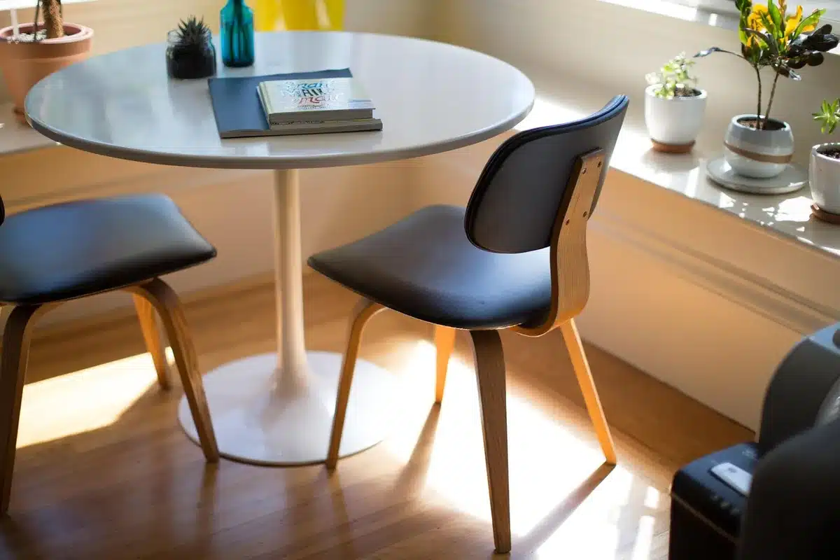 Canapé convertible et table pliante modulable dans un petit salon