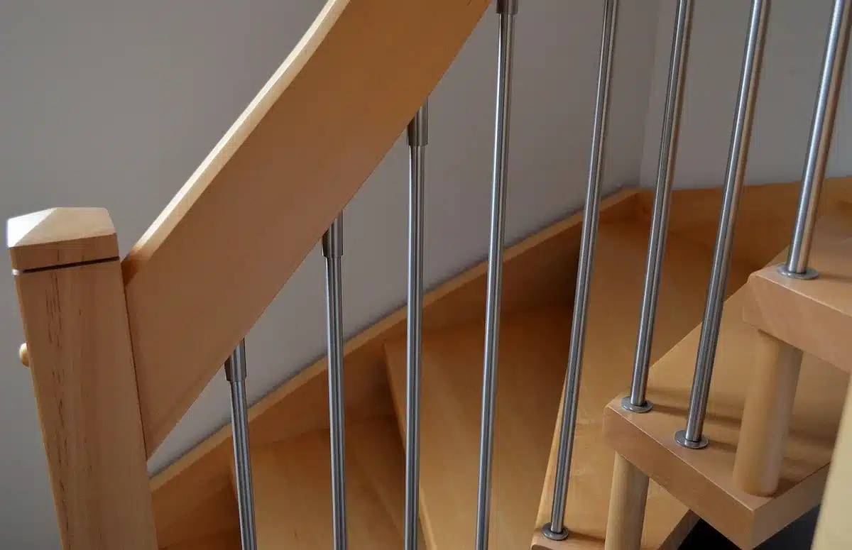 Escalier sculptural et paliers d'un appartement split-level en plein jour