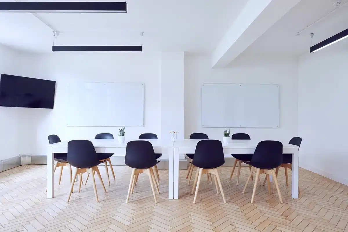 Boiseries foncées et fauteuils en cuir dans un salon chaleureux