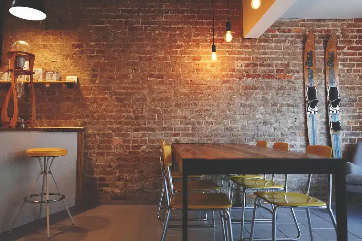 Mur en liège dans une chambre lumineuse, ambiance chaleureuse
