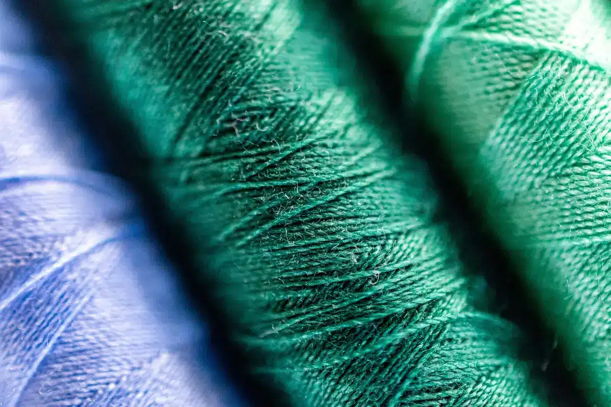 Gros plan sur différentes textures de tissu et nuances de taches