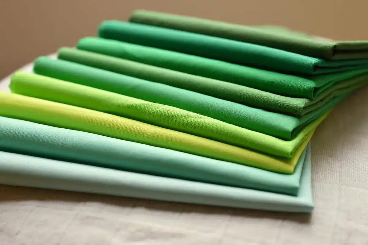Cuillère et brosse posées à côté d'un vêtement taché, prêtes au prélèvement