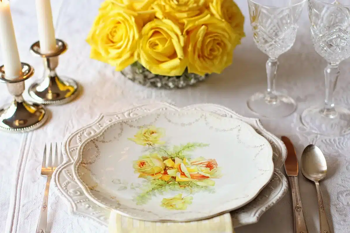 Cuillère et chiffon blanc posés à côté d'un vêtement taché, prêts pour le détachage