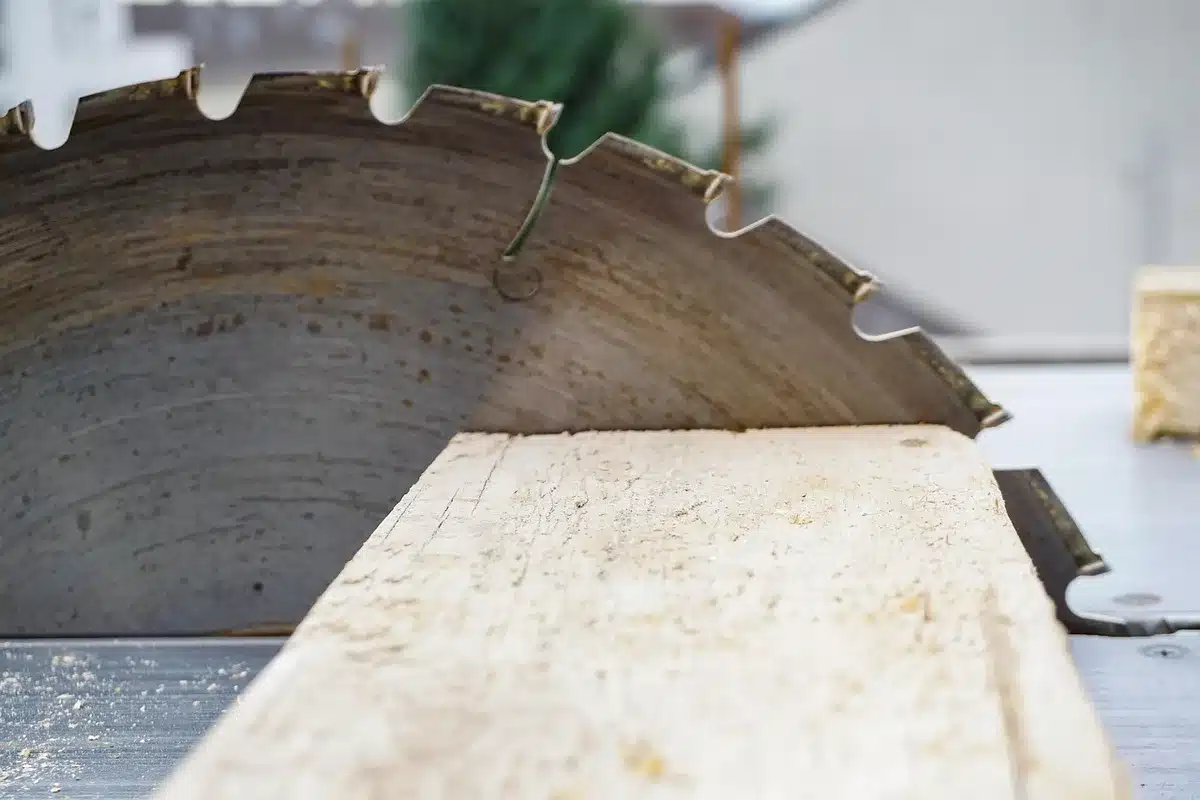 Cadre de treillis en bois maintenu par des serre‑joints lors de l'assemblage