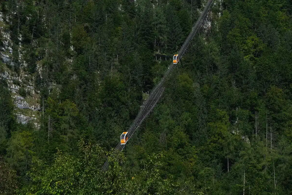 Chemin de câble bas profil posé le long d'une allée pour protéger un câble extérieur