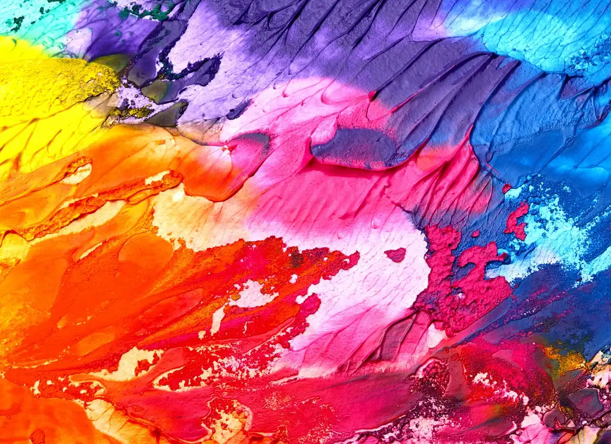 Détails de pigments indigo et textures évoquant l'histoire du bleu