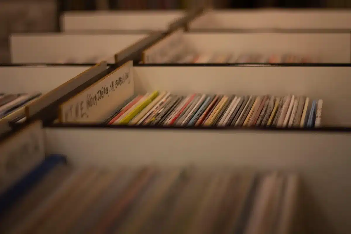 Détail d'un papier peint vinyle installé dans une salle d'eau