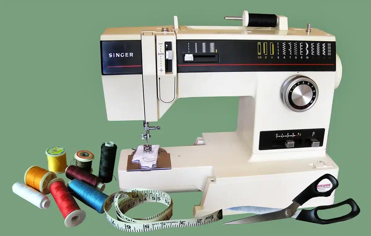 Outils nécessaires: nappe, pistolet à colle et ciseaux prêts au bricolage