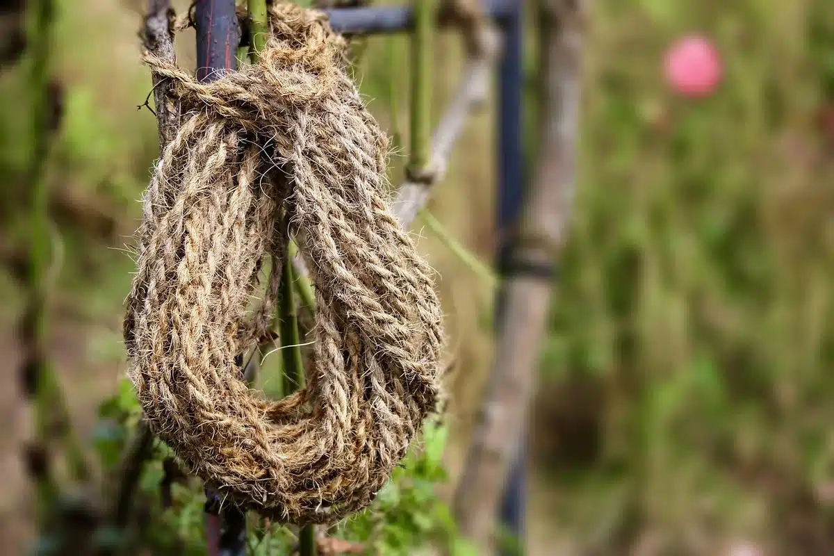 Gros plan sur la texture d'un paillasson en coir et jute