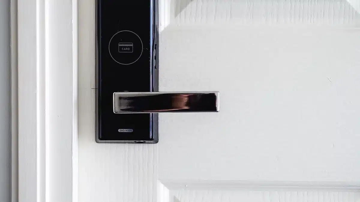 Thermostat simple et commandes d'éclairage faciles d'accès
