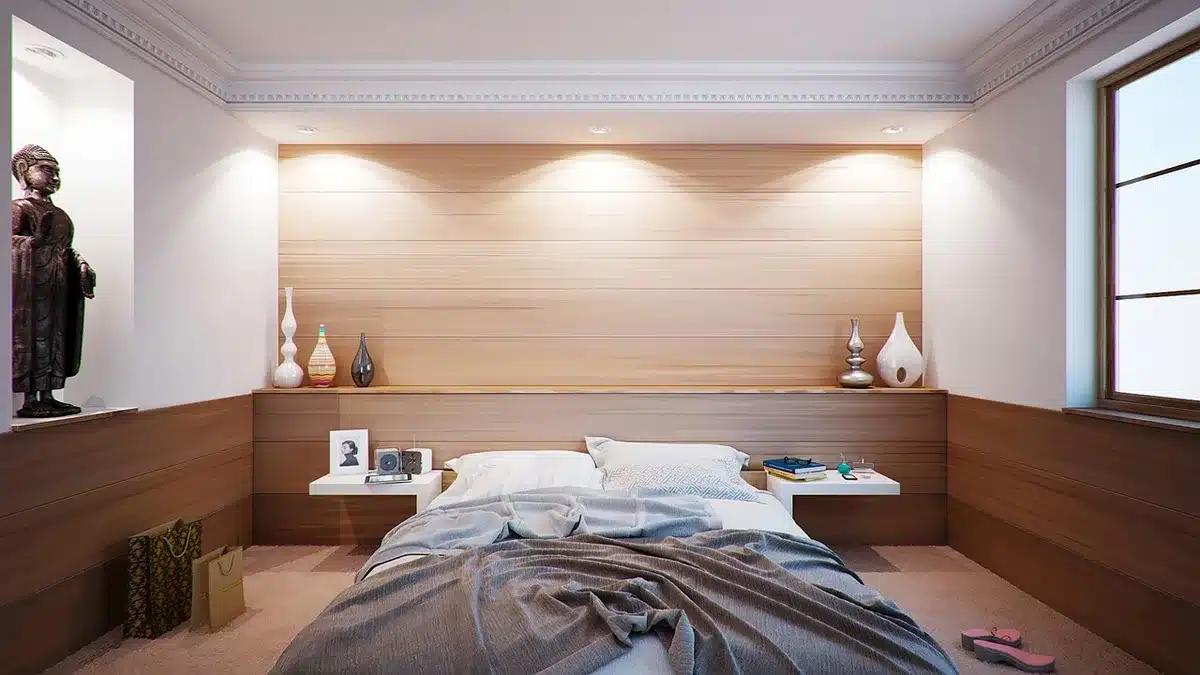 Baignoire placée devant une fenêtre dans une chambre, montrant l'agencement et la circulation