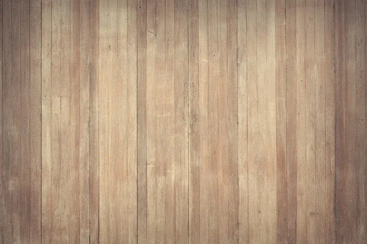 Intérieur avec pierre naturelle et bois aux textures visibles