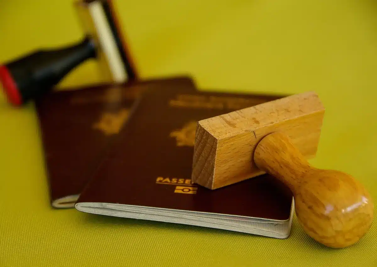 Pièce d'identité et justificatif posés sur un bureau prêts pour restitution