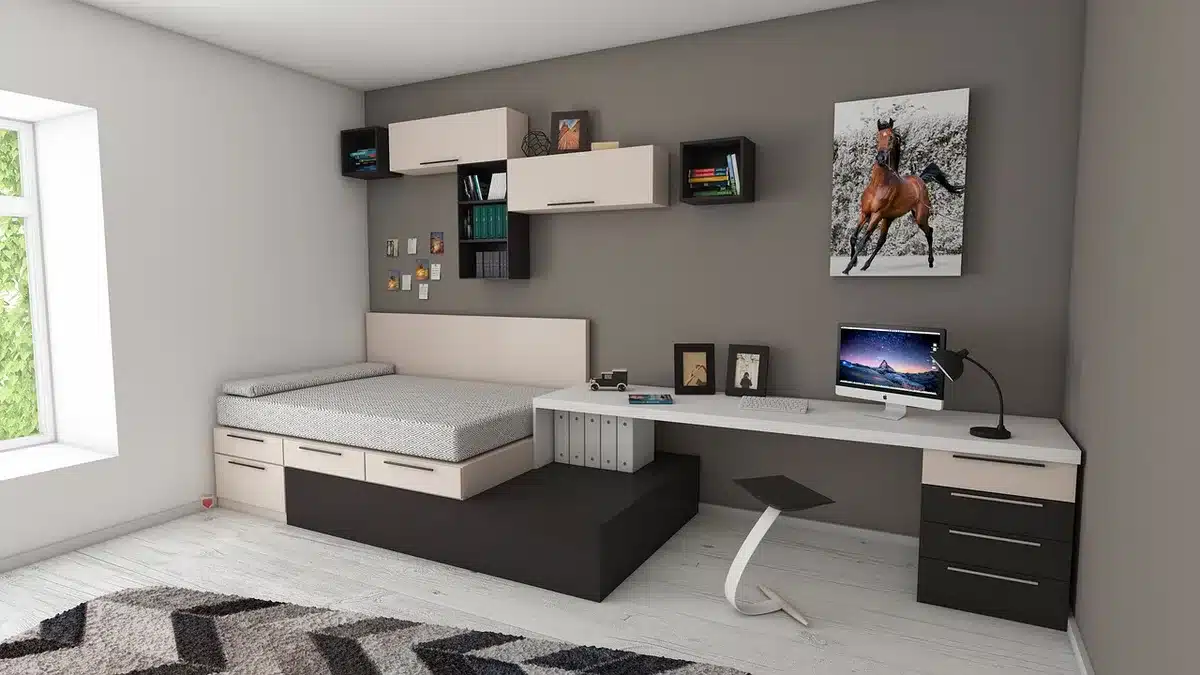 Chaise de chambre avec quelques vêtements posés, vu en journée