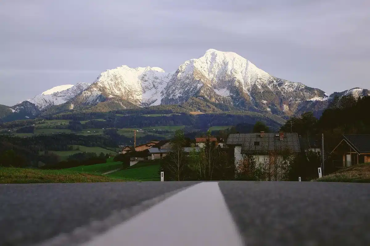 Village forestier de montagne avec route menant vers Grenoble