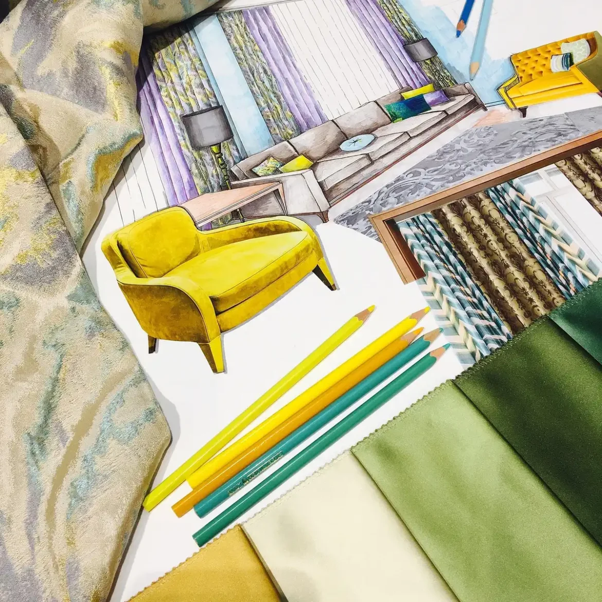 Intérieur lumineux avec moodboard, photos imprimées et échantillons de tissu sur une table
