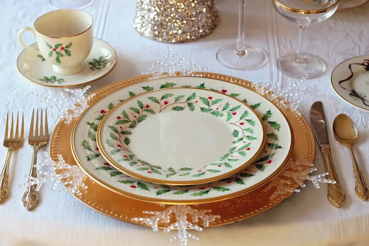 Planification d'un repas de fête avec liste et vaisselle à la lumière du jour