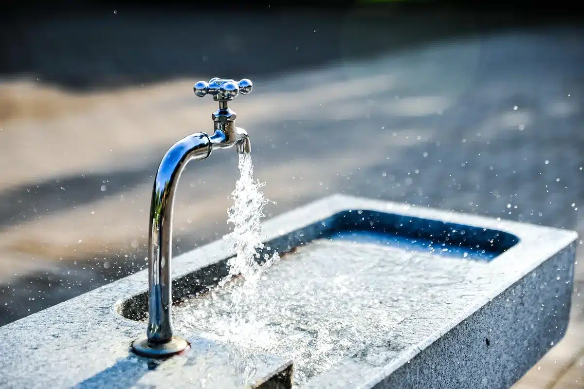 Lavabo de chambre dans un cottage, usage quotidien visible
