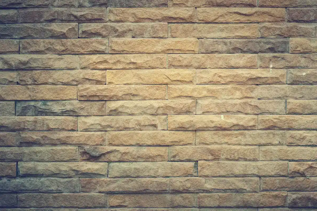 Façade d'une orangerie traditionnelle en brique avec grandes fenêtres au sud