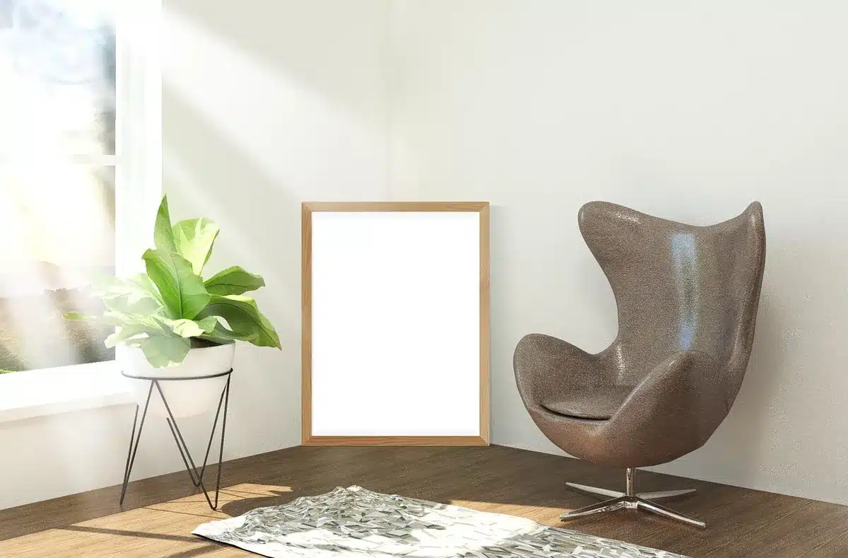 Petit coin aménagé avec un fauteuil confortable et une petite table