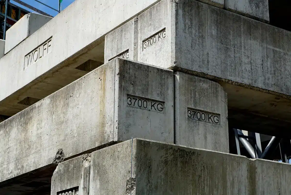 Abri posé sur une dalle surélevée avec gravier pour drainage