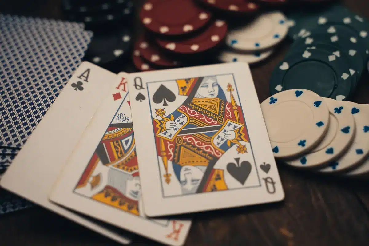 Table de poker avec tapis, cartes et jetons prêts pour le jeu