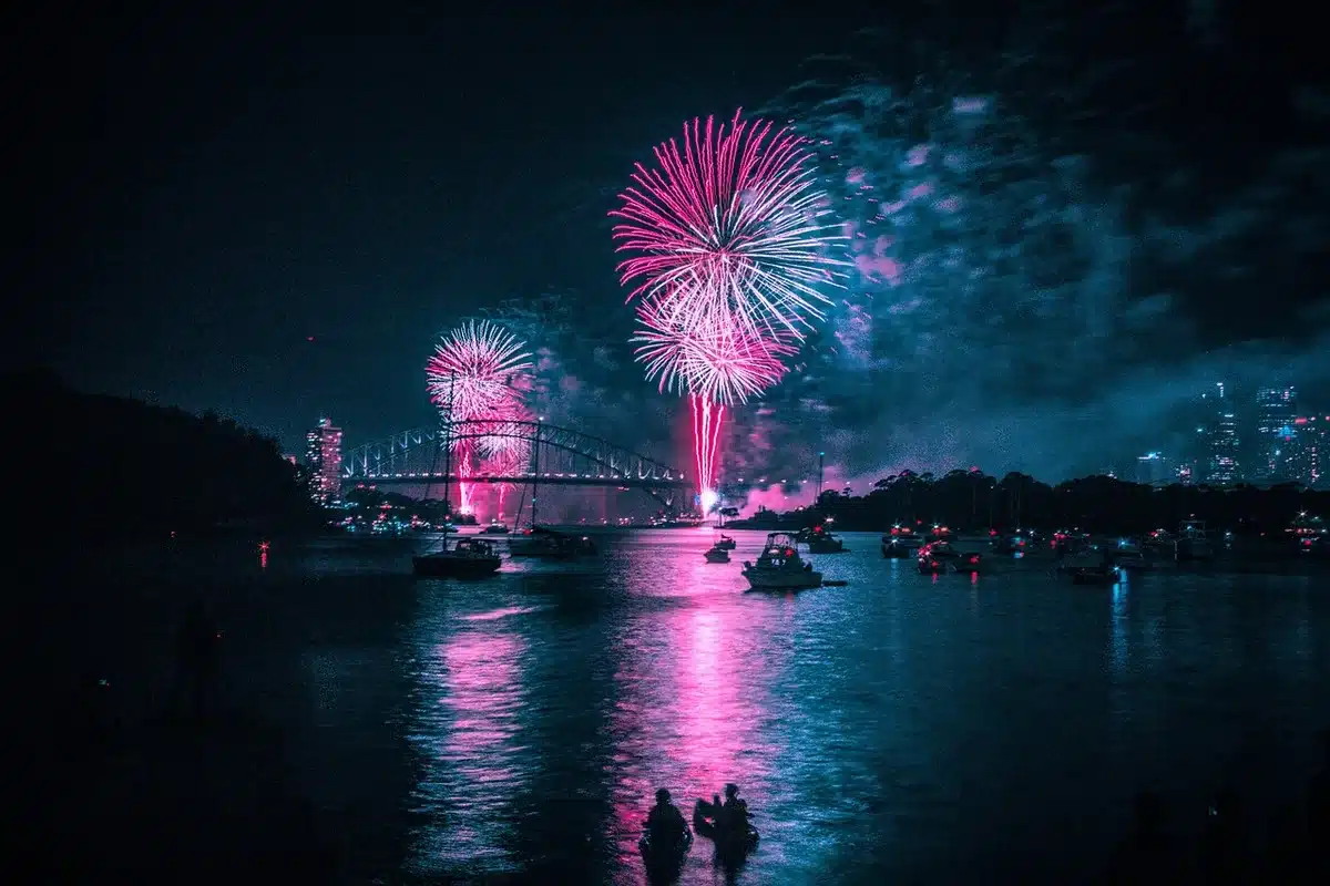 Vue diurne d'un port animé avec bâtiments et quais illustrant la vie littorale